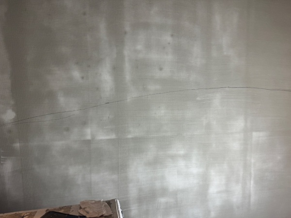 プラスターボード下地に下塗りをしてラインを書いた壁
