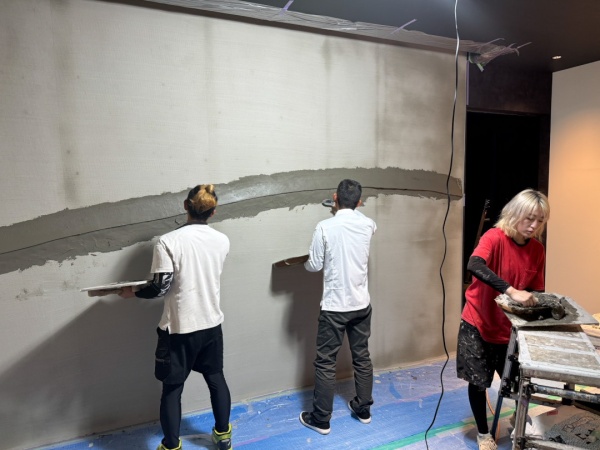 山になる部分のラインに下塗り及び成形