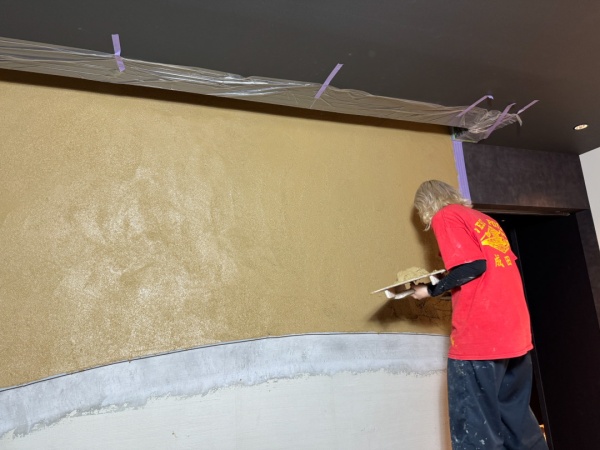 プライマー（吸水調整材）塗布後のプラスタル上塗り工程