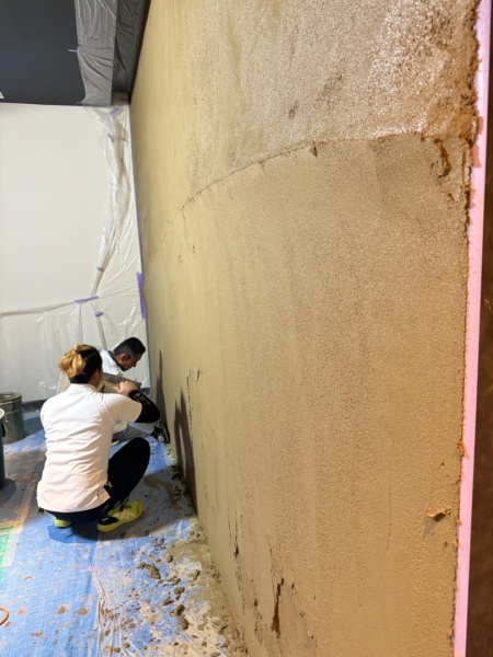 プライマー（吸水調整材）塗布後のプラスタル上塗り工程