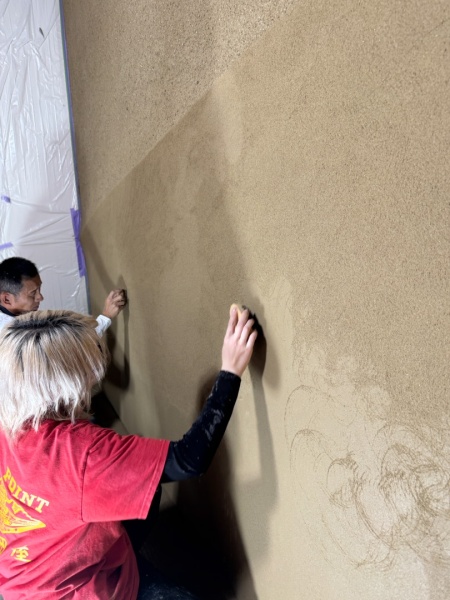 上段は剣山を使い下段はワイヤーブラシを使って掻き落としをしている