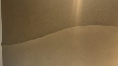 在来工法を現代風にアレンジ 上下で表情を変えた掻き落とし仕上げ