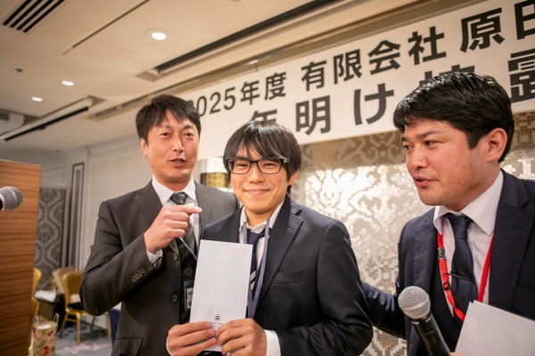 賞金抽選会。原田左官工業所の2025年度年明け披露会