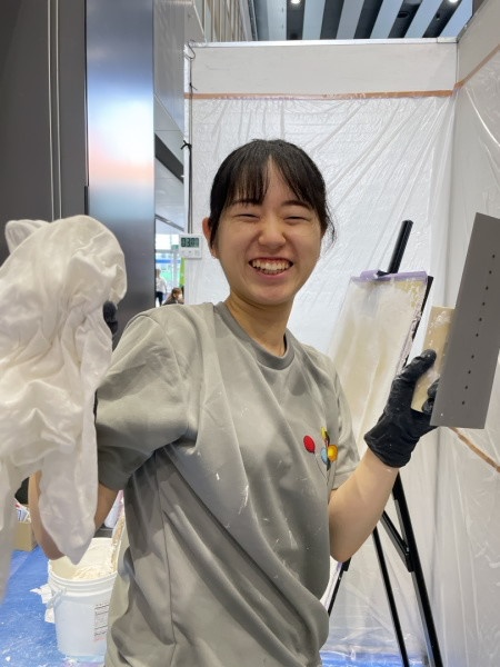 就職イベント「高校生フェス」にて塗り壁体験の先生を務める原田左官見習工のNさん