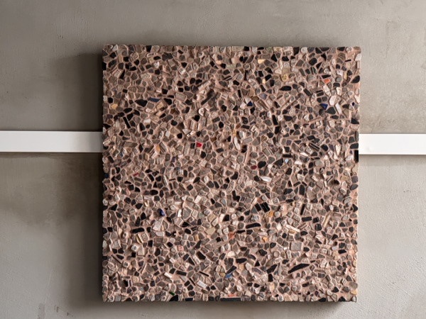 相内さん製作のガーナの廃材を使ったモザイクシート