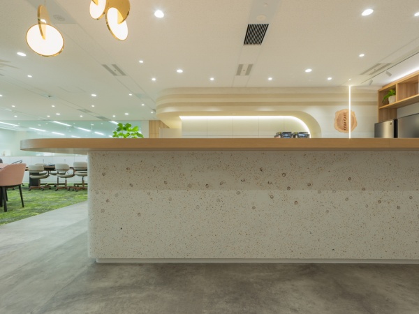 くるみ殻を入れたビールストーンのカウンターテーブル