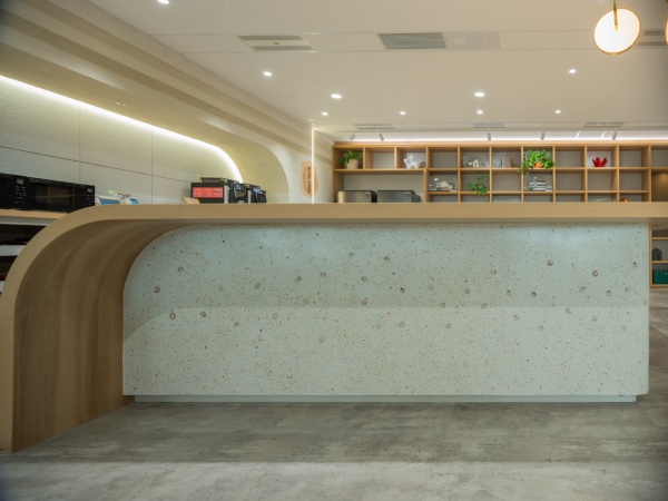 くるみ殻を入れたビールストーンのカウンターテーブル