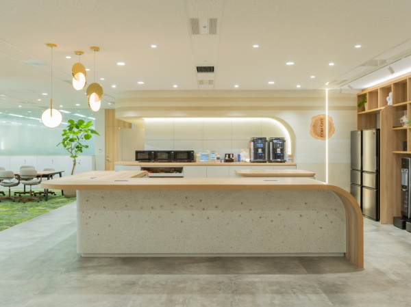 くるみ殻を入れたビールストーンのカウンターテーブル