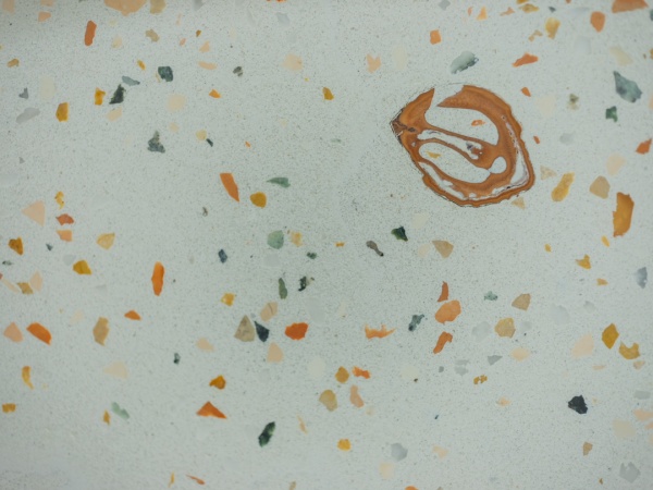 くるみ殻を入れたビールストーンのカウンターテーブル