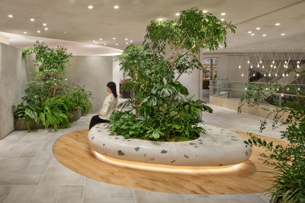 九谷焼の欠片を混入したテラゾベンチ