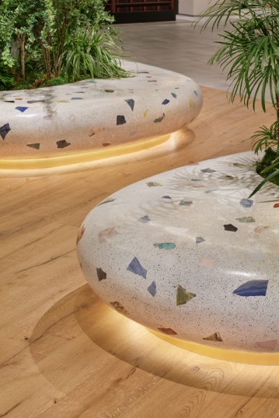 九谷焼の欠片を混入したテラゾベンチ