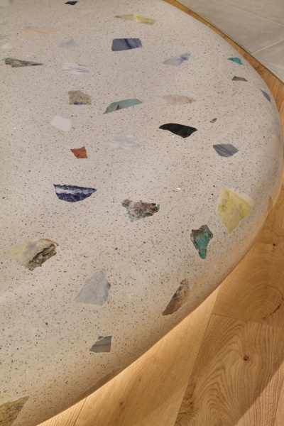 九谷焼の欠片を混入したテラゾベンチ