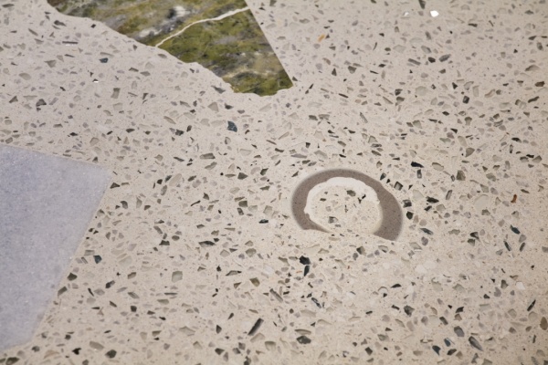 九谷焼の欠片を混入したテラゾベンチ