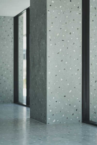 古い瓦を砕いて入れたビールストーンの柱と床