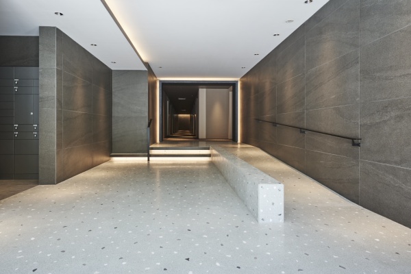 古い瓦を砕いて入れたビールストーンの床とスロープ