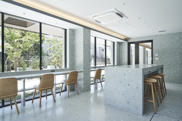 古い瓦を砕いて入れたビールストーンの床や壁や柱やテーブル