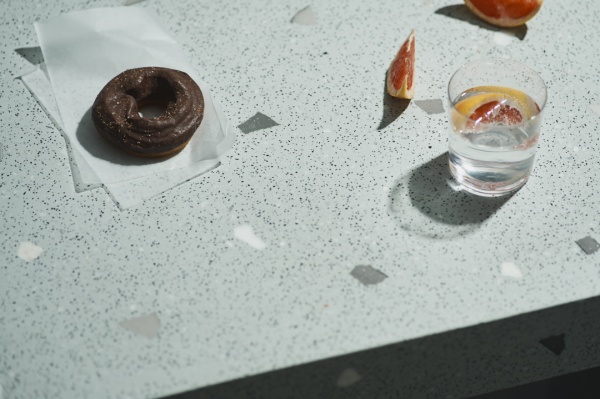 古い瓦を砕いて入れたビールストーンのテーブル