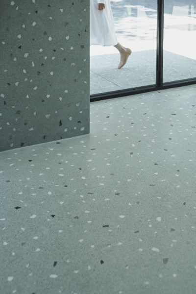 古い瓦を砕いて入れたビールストーンの壁と床