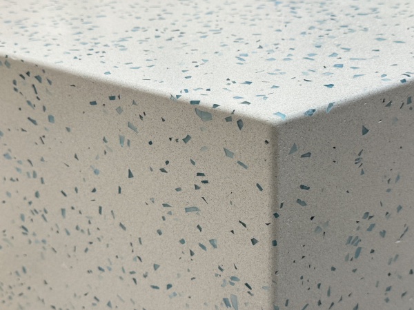 プラスチックのカップを入れアップサイクルした施工例