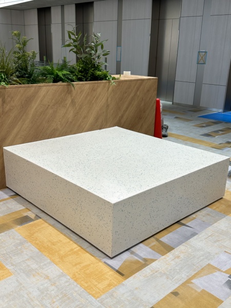 プラスチックのカップを砕いた骨材を入れてアップサイクルしたビールストーンのベンチ