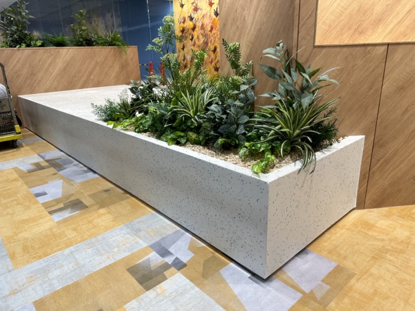 プラスチックのカップを砕いた骨材を入れてアップサイクルしたビールストーンの花壇