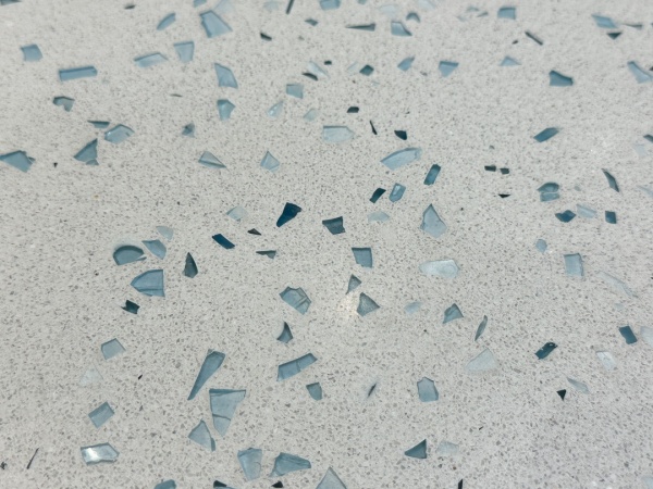 プラスチックのカップを入れアップサイクルした施工例