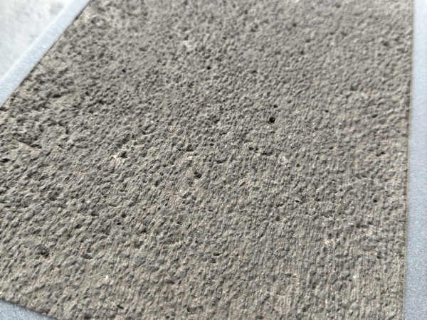 溶岩石の粉を混ぜ込んだグレーのプラスタル壁サンプル。型番：HSP0069