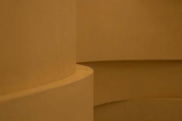 マッテオ・ブリオーニを施工したオフィスのエントランスホールの壁。色はパンナ(TV01)