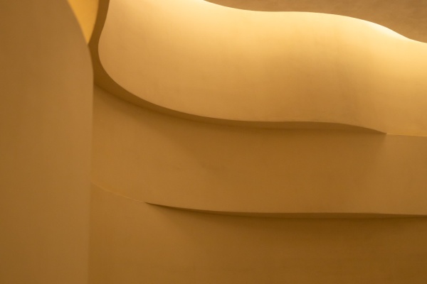 マッテオ・ブリオーニを施工したオフィスのエントランスホールの壁。色はパンナ(TV01)