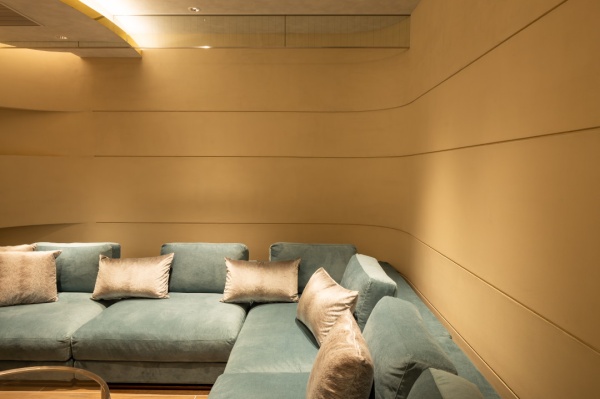 マッテオ・ブリオーニを施工したオフィスのエントランスホールの壁。色はパンナ(TV01)