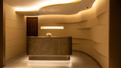 マッテオ・ブリオーニ - オフィスエントランスに施工