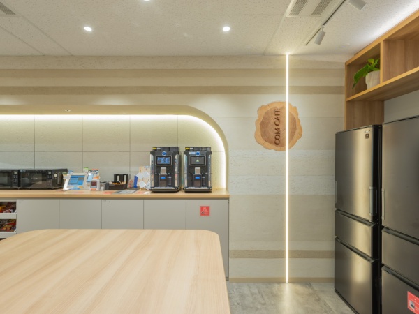 オフィスの壁面に施工した樹脂系の塗り版築仕上げ壁