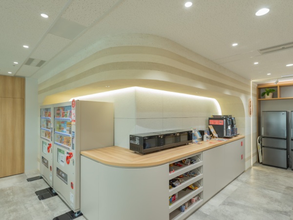 オフィスの壁面に施工した樹脂系の塗り版築仕上げ壁