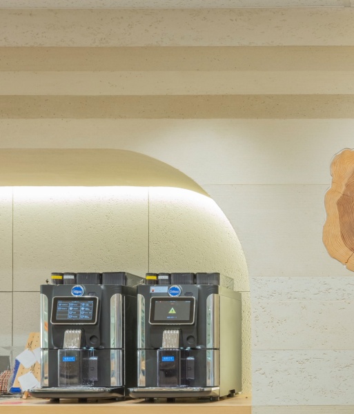 オフィスの壁面に施工した樹脂系の塗り版築仕上げ壁