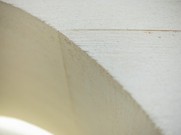 オフィスの壁面に施工した樹脂系の塗り版築仕上げ壁