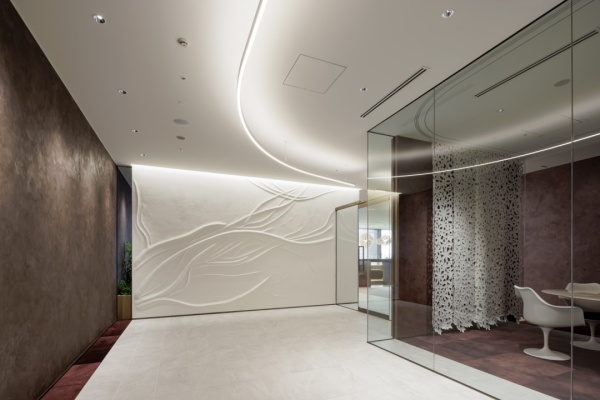 オフィスエントランスホールの壁に施工した原田左官オリジナル漆喰「フルーフレ」の壁