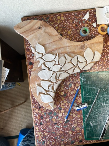 トリスケル形の椅子座面に鳥のタイルを貼る