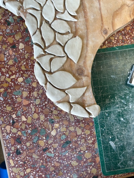 トリスケル形の椅子座面に鳥のタイルを貼る