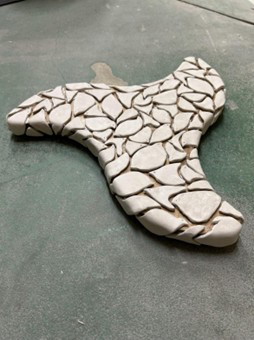 トリスケル形の椅子座面に鳥のタイルを貼る