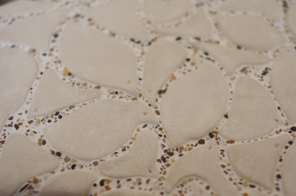 様々な色の砂利を混ぜた洗い出し風のタイル目地