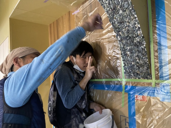 親方と現場作業中のミャンマー出身のS君