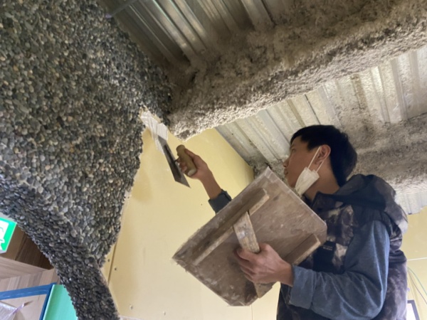 現場作業中のミャンマー出身のS君