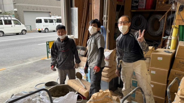 倉庫整理中のミャンマー出身のS君と新入生のT君と日本人左官見習い工のTさん