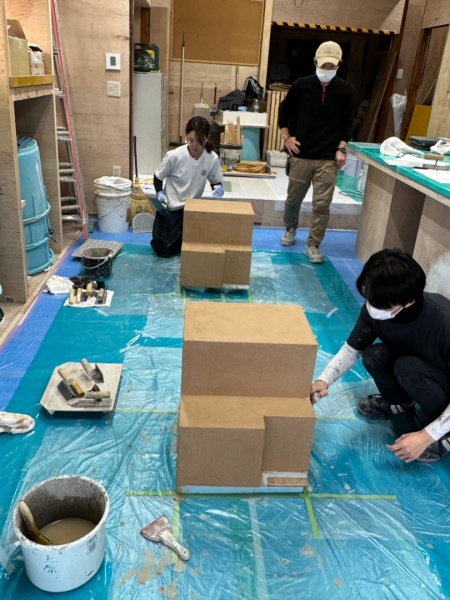 原田左官モールテックス講習。講師と受講者の左官工見習いさん2名