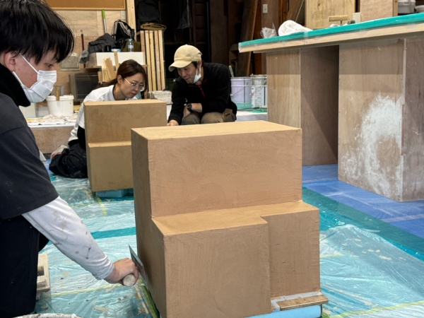 原田左官モールテックス講習。講師と受講者の左官工見習いさん2名