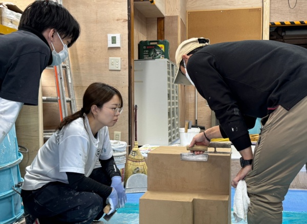 原田左官モールテックス講習。講師と受講者の左官工見習いさん2名