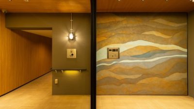 朝焼けを表現したプラスタル塗り版築 マンションエントランス壁面