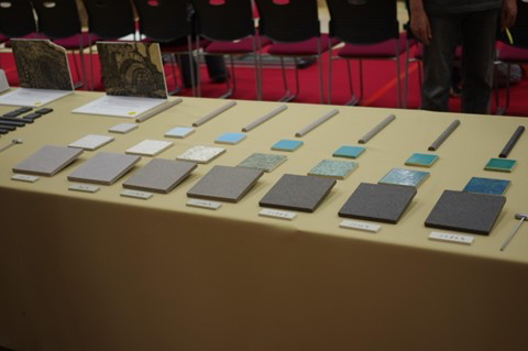 タイルを焼く温度による違いを示す展示品