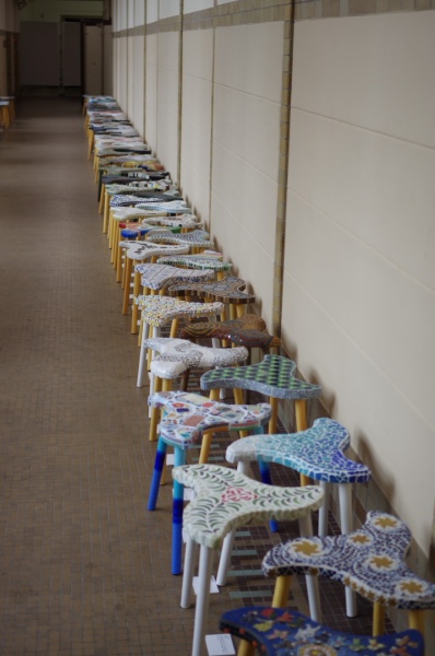 タイルチェアコンペティションのスワールドカップで多数の参加者が提出したタイル椅子応募作品