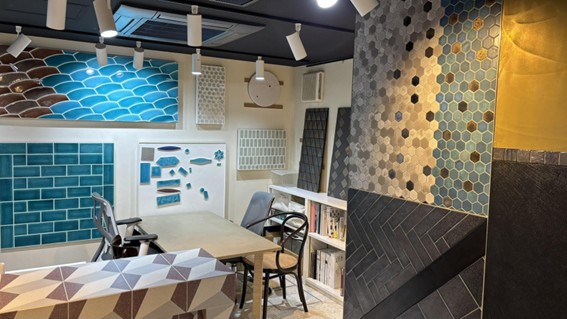 原田左官のタイルショールーム「タイルライブラリー」内部